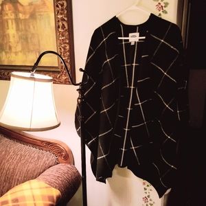 🎄4 for $20! Old Navy black and white Plaid Cape